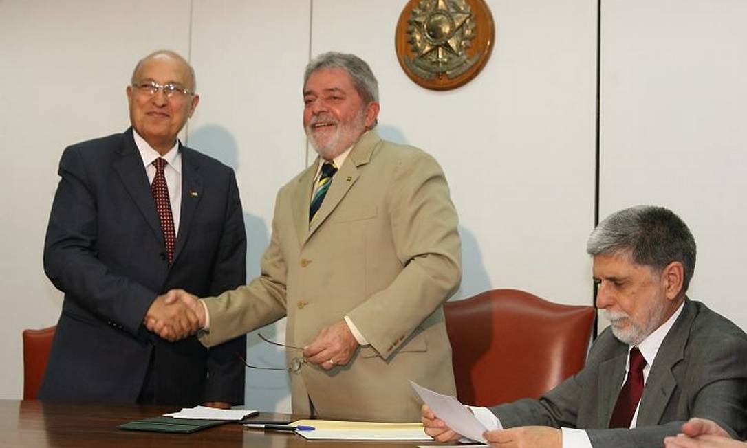 O presidente Luiz Inácio Lula da Silva recebe o palestino Nabil Shaat, ao lado do chanceler Celso Amorim, em Brasília - Ailton de Freitas O Globo