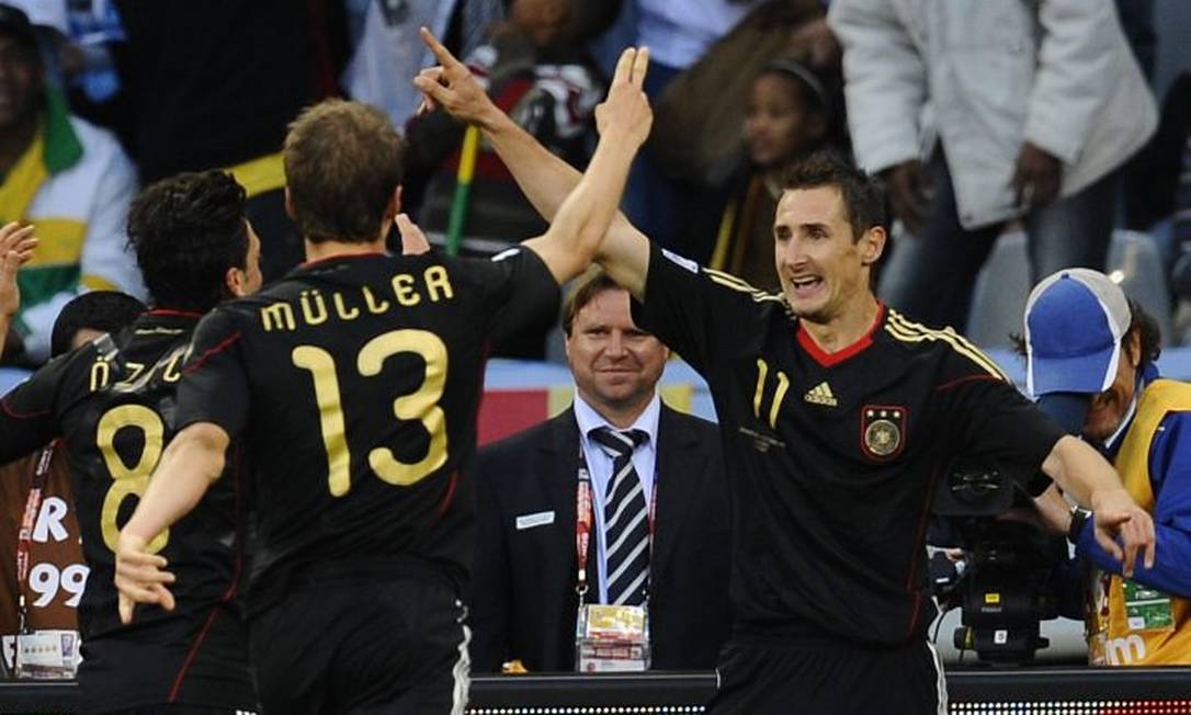 Klose comemora um dos dois gols que marcou com Thomas Müller e Özil - AFP