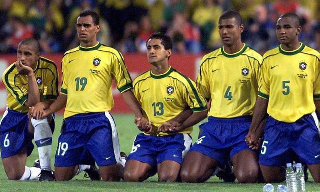 Zé Carlos (13) acompanha com os demais jogadores a disputa de pênaltis contra a Holanda na semifinal da Copa de 1998 - Foto: ReutersArquivo