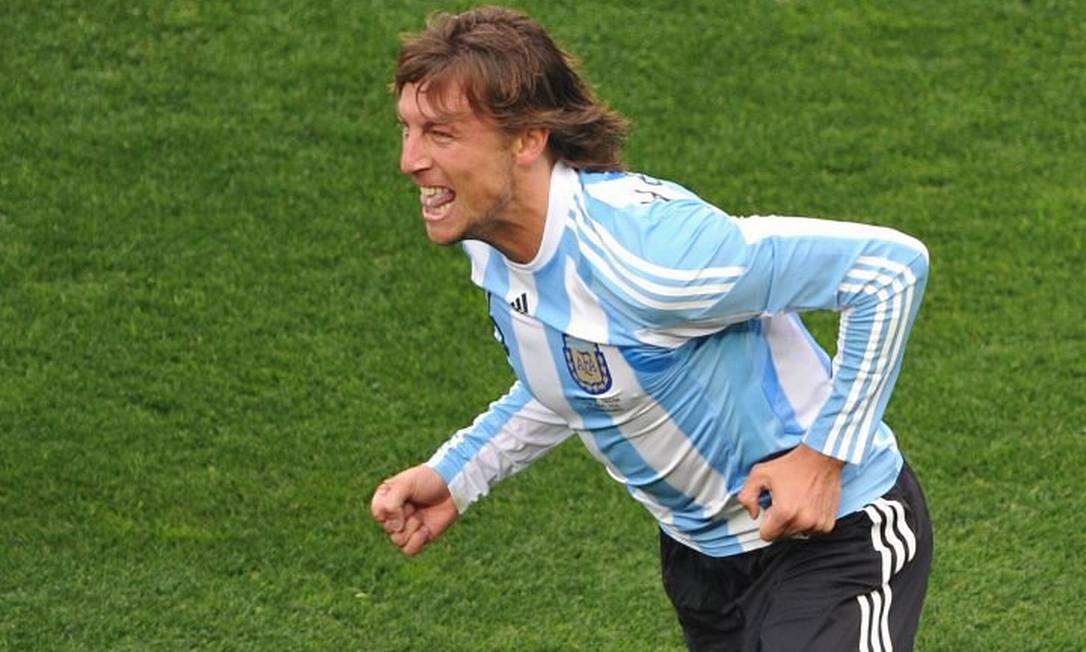 Heinze comemora o gol da vitória argentina - AFP