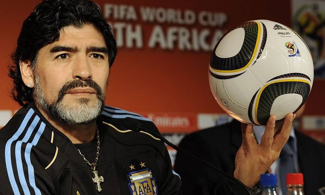 Maradona segura a polêmica bola Jabulani durante a coletiva da Argentina - AP