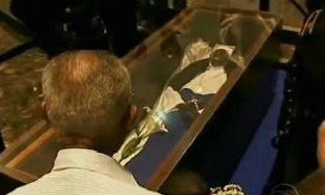 Fiéis fizeram vigília sobre as relíquias de Irmã Dulce - ReproduçãoTV Globo