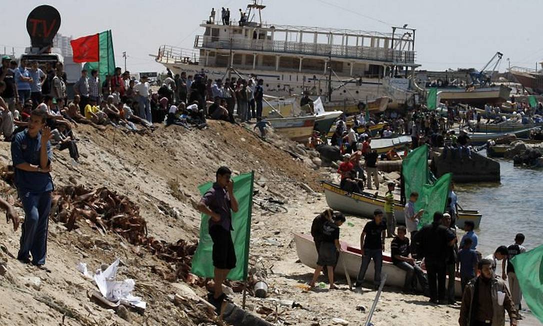 Seguidores do Hamas fazem protesto em Gaza contra a operação de Israel que matou dez pessoas em embarcação com ajuda humanitária AP