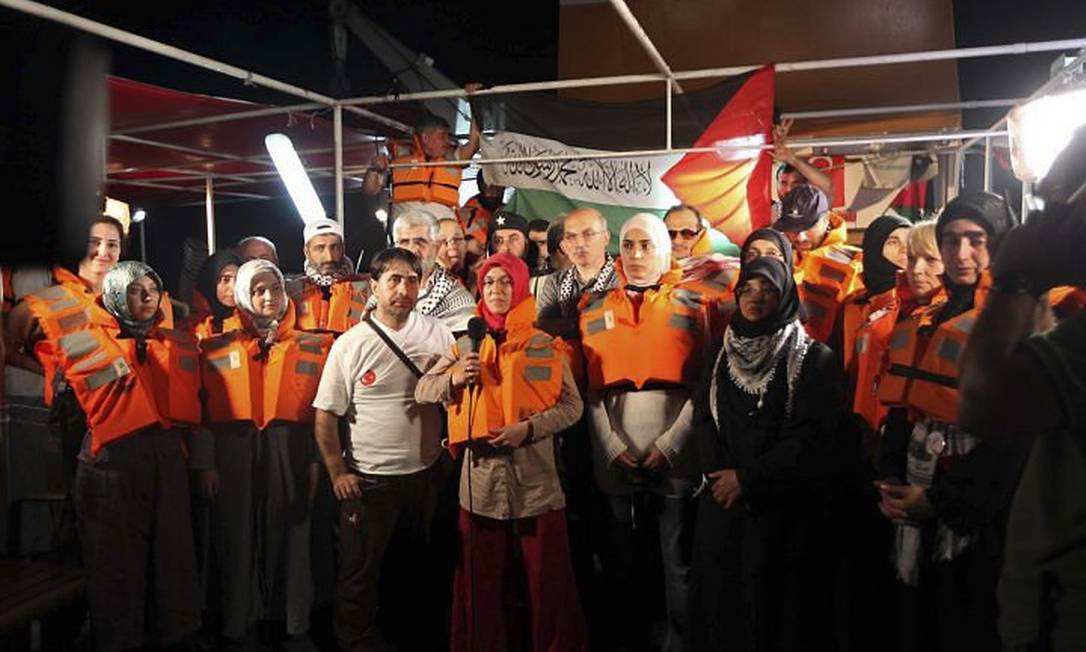 Vestindo coletes salva-vidas, ativistas pró-palestinos da Turquia concedem entrevista coletiva a bordo de um dos navios turcos - Reuters