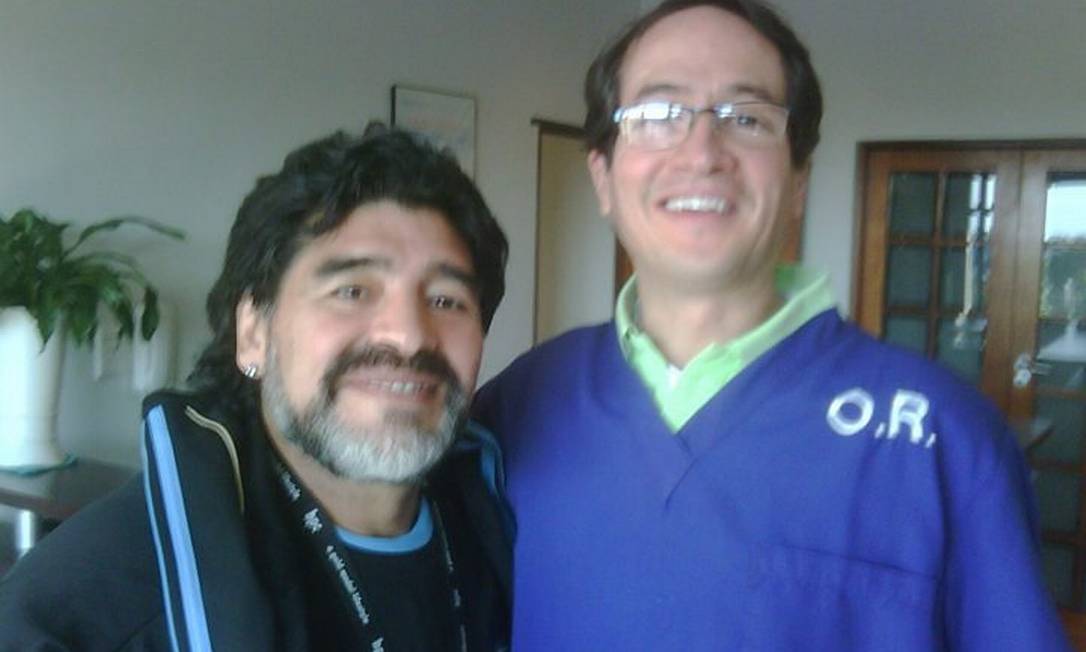 Maradona posa com o dentista, em foto tirada por um funcionário da clínica