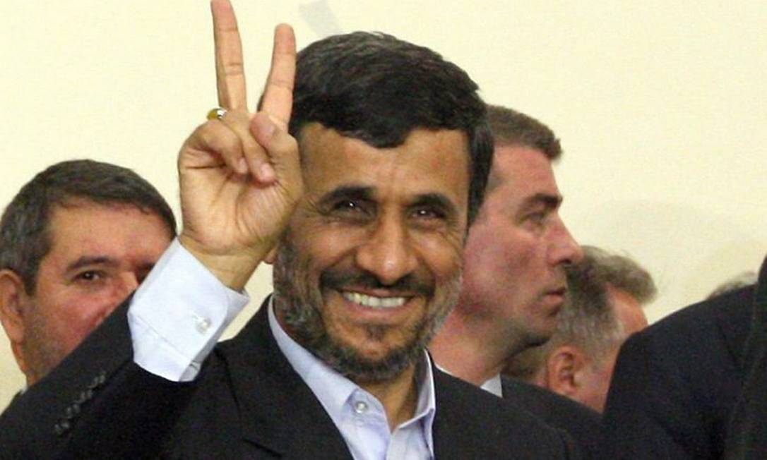 Em Teerã, o presidente do Irã, Mahmoud Ahmadinejad, celebra o acordo nuclear mediado por Brasil e Turquia AFP