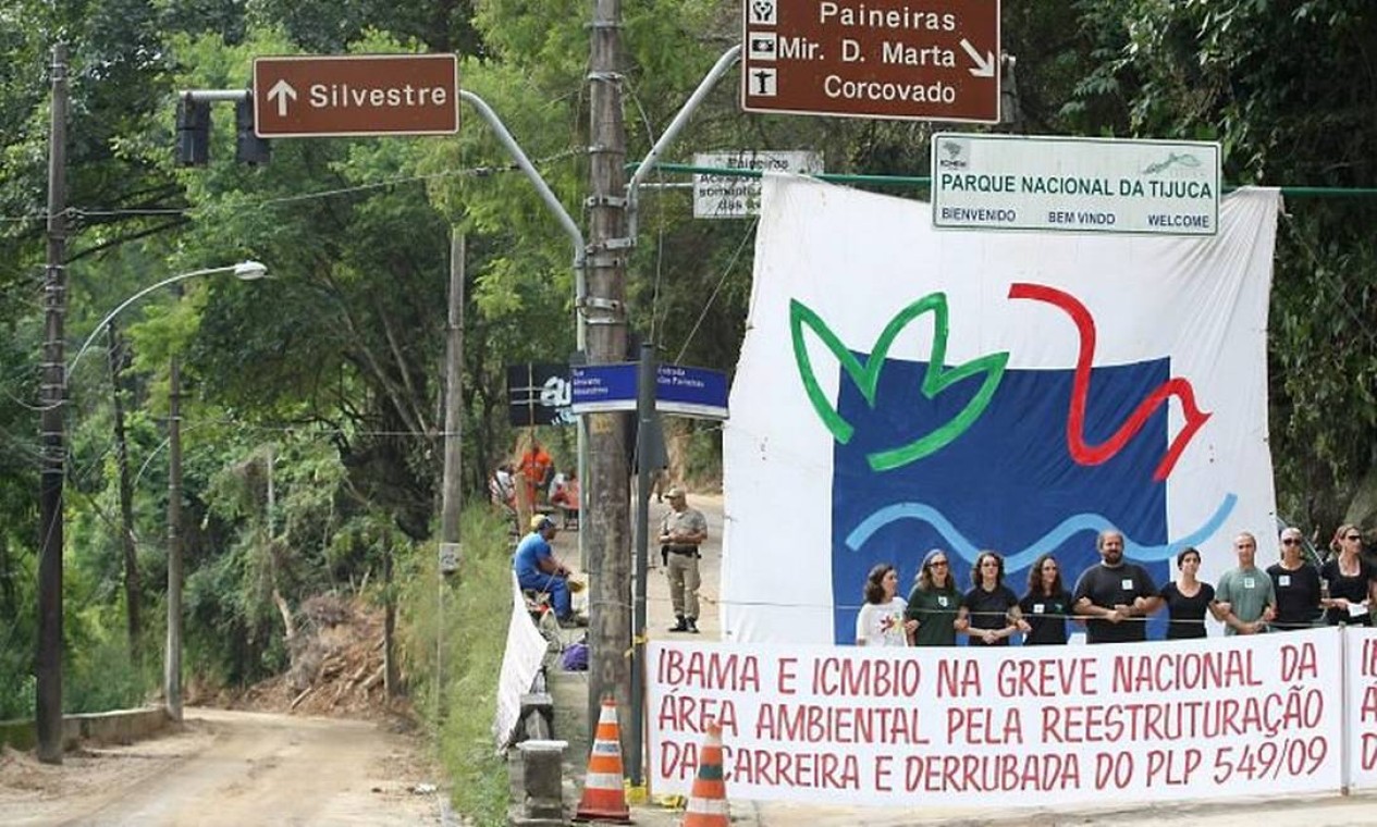 Servidores do Ibama em greve fecham único acesso ao Cristo Redentor e a