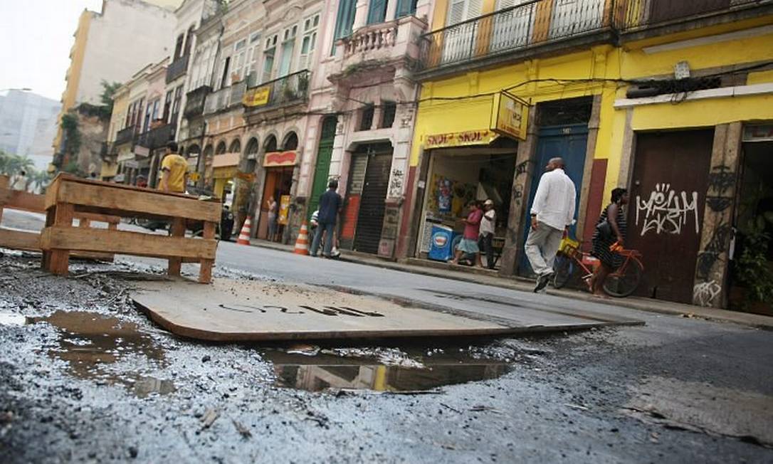 Um buraco no asfalto revela os muitos problemas de infraestrutura da Rua da Lapa - Foto: Márcia Foletto