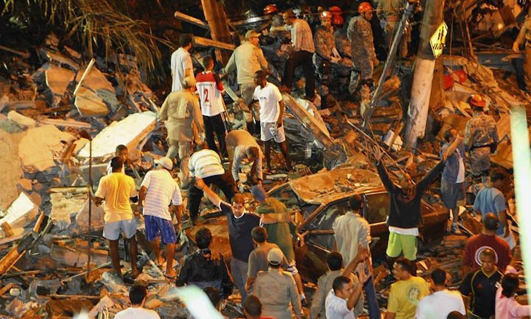 O trabalho de resgate em meio ao caos após o deslizamento de morro em Niterói Foto de Fernando Quevedo - O Globo