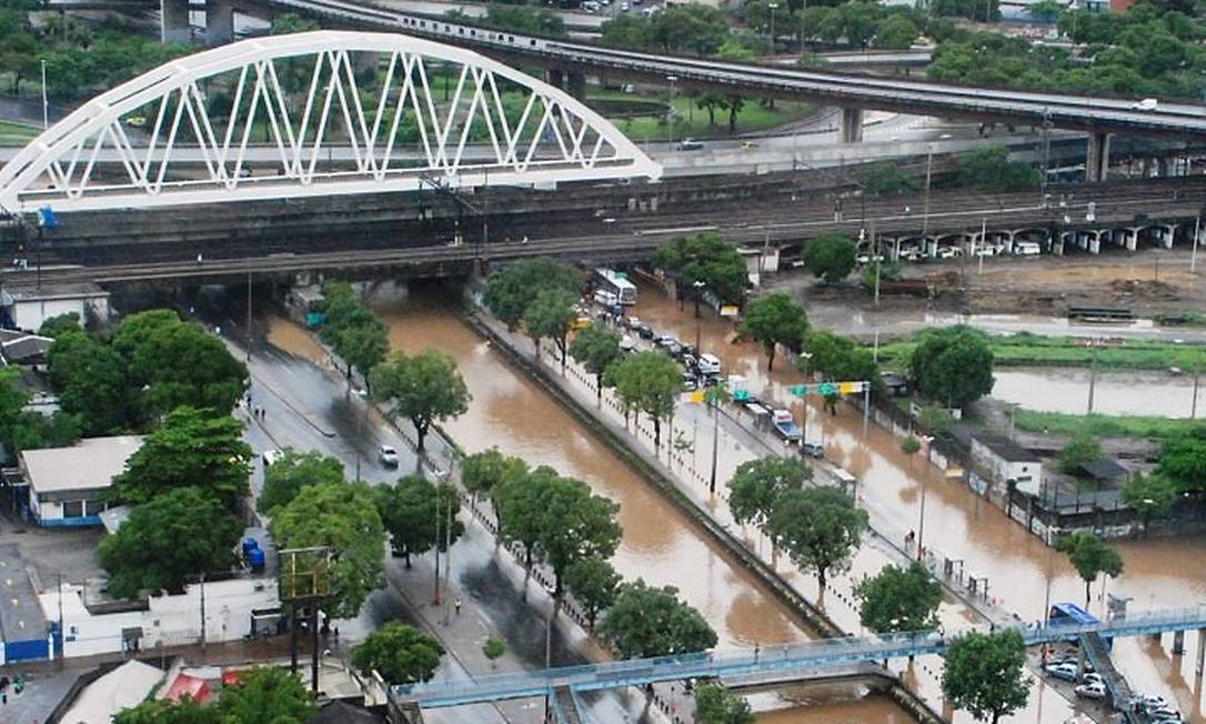 AVENIDA FRANCISCO Bicalho: canal transbordou e prejudicou trânsito nas pistas no sentido Zona Norte Foto de Genílson Araújo
