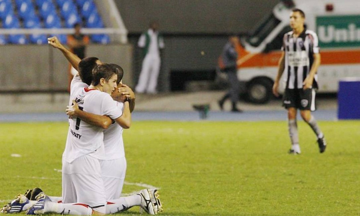 Botafogo joga muito mal, perde para o Santa Cruz e acaba eliminado da ...