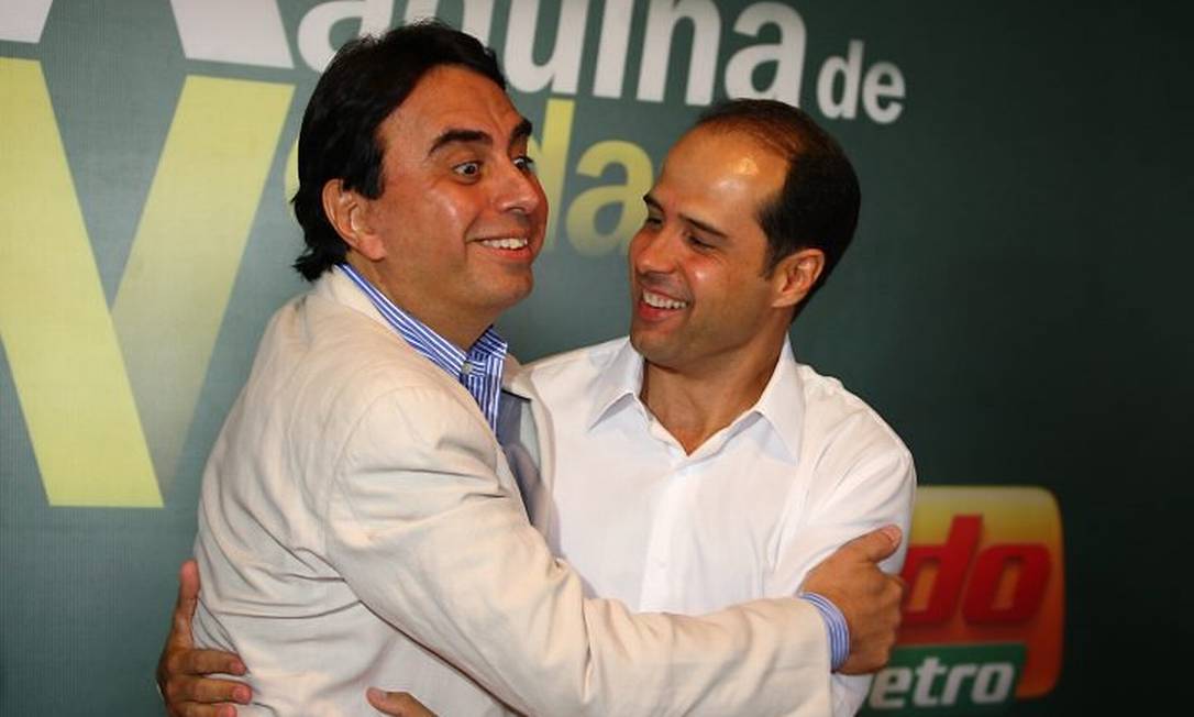 O presidente da Insinuante, Luiz Carlos Batista (à esquerda), abraça Ricardo Nunes, dono da Ricardo Eletro Foto Michel Filho