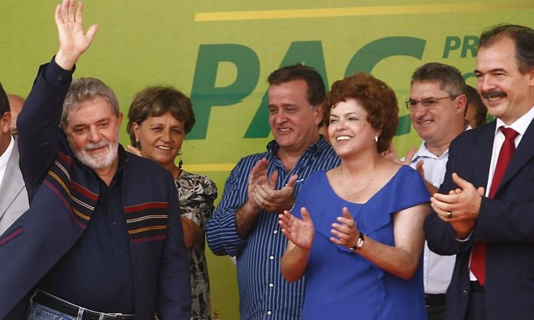 O presidente Lula inaugurou, ao lado da ministra Dilma, nesta quinta-feira, conjunto habitacional em Osasco, na Grande São Paulo - Eliárida Andrade O Globo