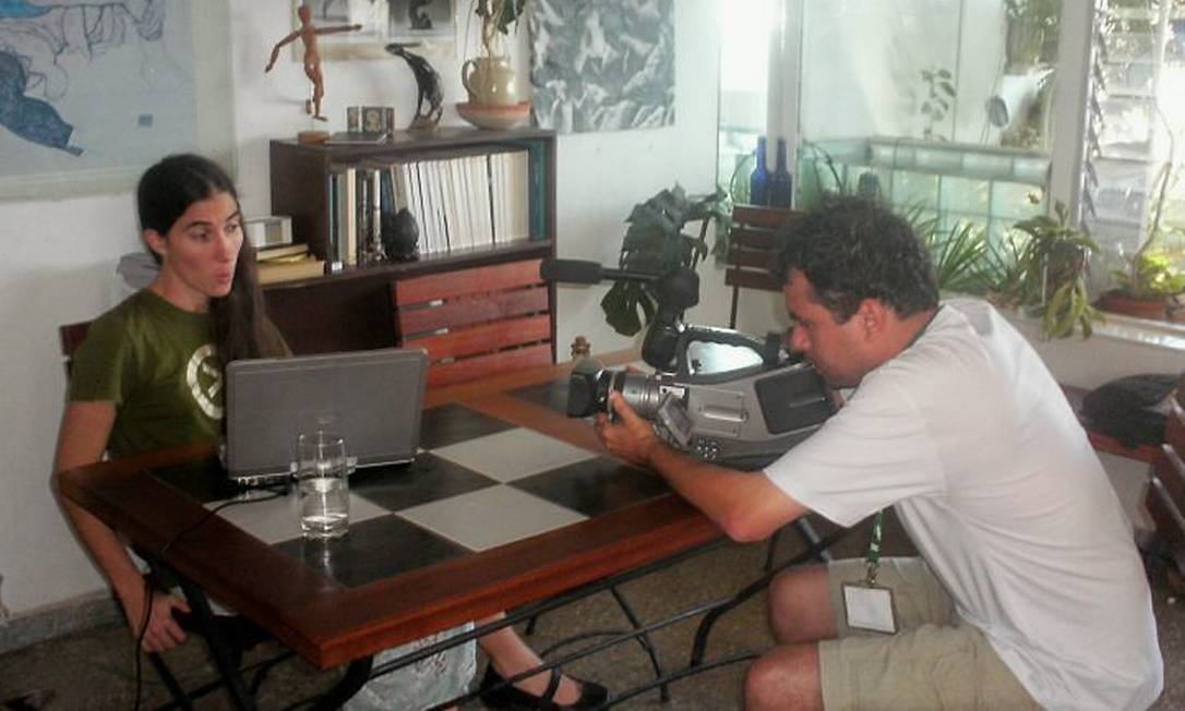 Yoani Sanchez com o documentarista Dado Galvão em sua casa, em Havana - Divulgação