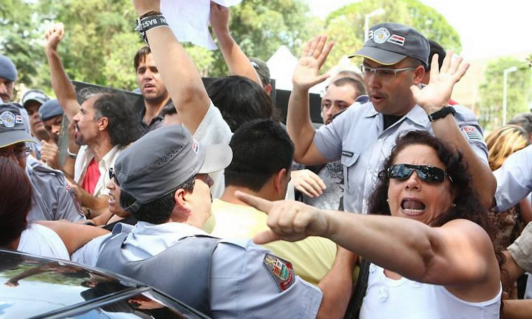 PM e professores em greve entram em confronto durante inauguração de obra pelo governador José Serra, em Franco da Rocha, na Grande São Paulo - Michel Filho