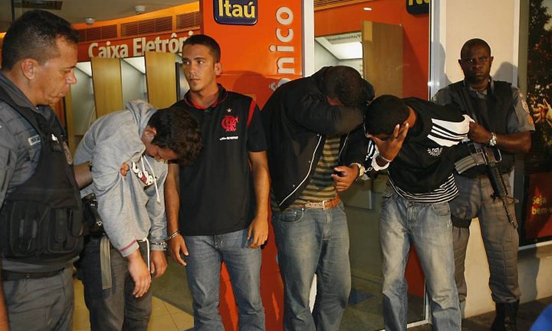 Quadrilha é presa ao tentar assaltar caixa eletrônico em Niterói. Um PM da UPP do Pavão-Pavãozinho está entre os presos - Foto: Celso Meira - O Globo