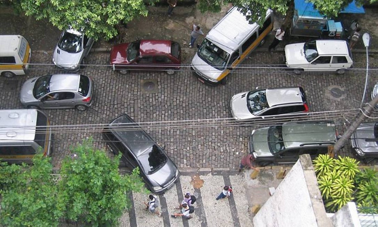 Moradora Reclama De Caos No Tr nsito Em Frente A Escola Em Laranjeiras 