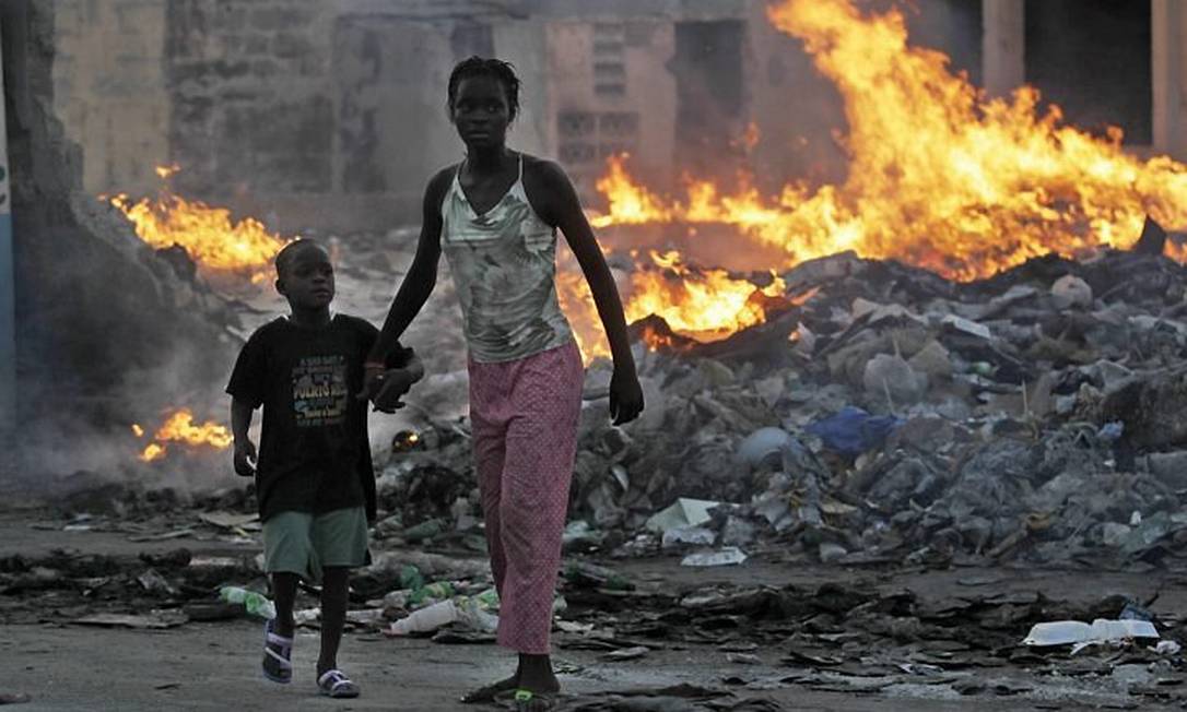 Sobreviventes do terremoto no Haiti caminham pelo lixo da capital - Reuters