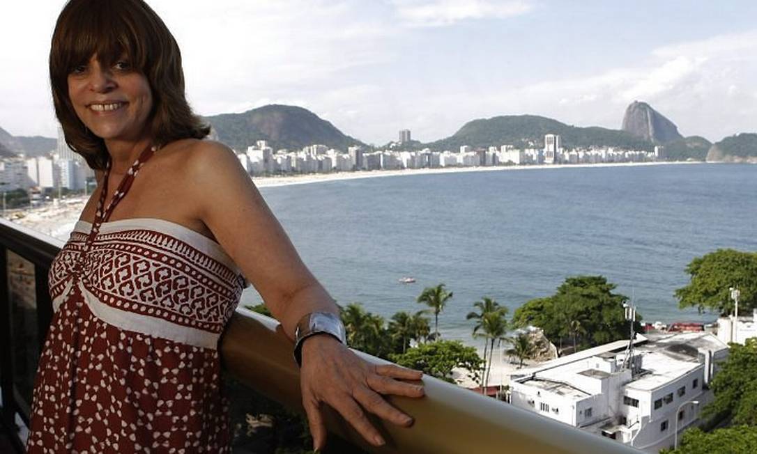 Glória Perez, na varanda do escritório com vista para a Praia de Copacabana. Foto: André Coelho