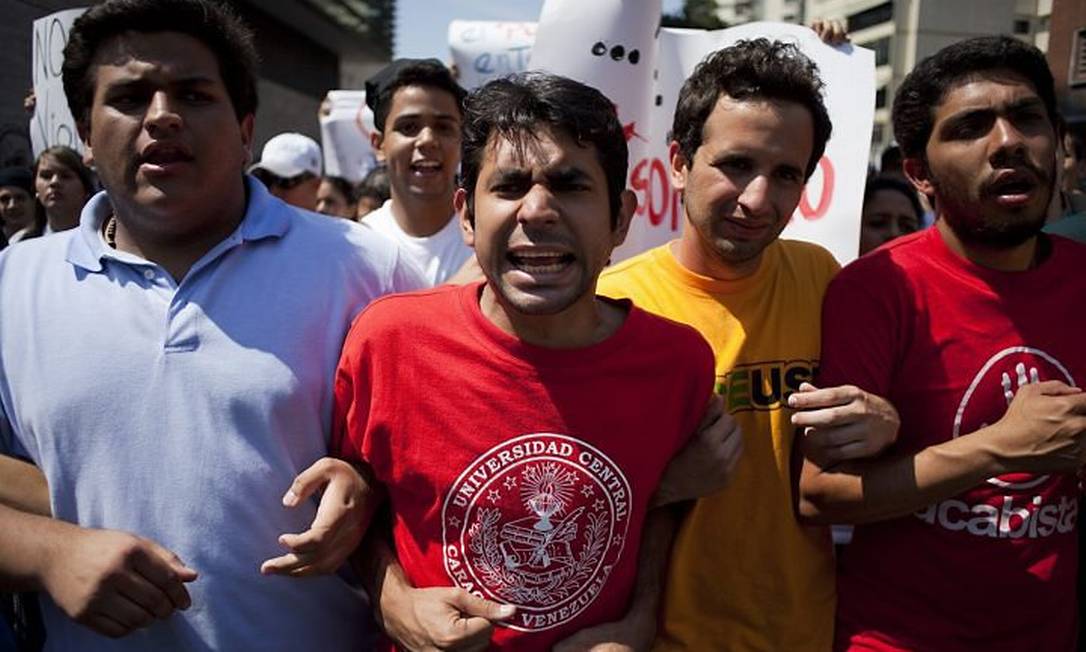 Roderick Navarro (segundo da esquerda à direita), presidente da federação de estudantes da Universidade Central da Venezuela, participa de protesto contra Chávez - Reuters