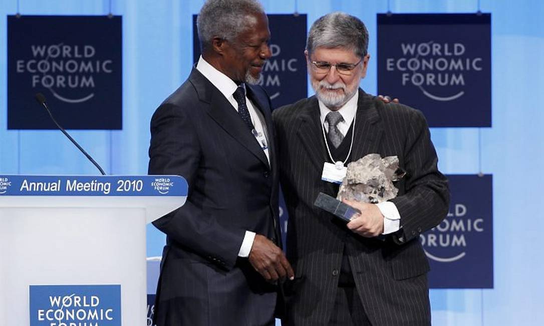 Kofi Annan cumprimenta Amorim na entrega do prêmio. Crédito: AP