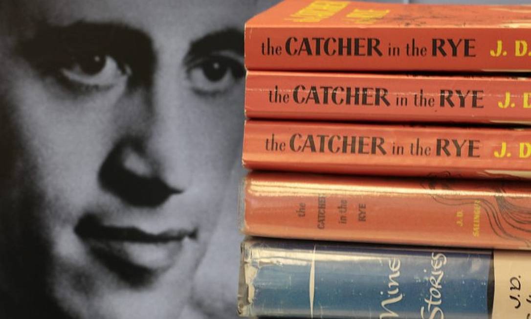 O escritor americano J.D. Salinger e exmeplares do seu clássico 'O apanhador no campo de centeio' Foto AP