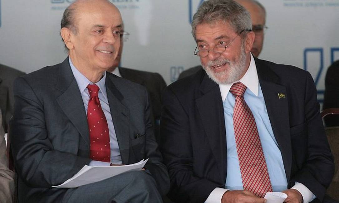 O presidente Lula ao lado do governador de São Paulo, José Serra (PSDB), durante a cerimônia de inauguração de um laboratório farmacêutico, em Itapira, no interior de São Paulo - Marcos Alves