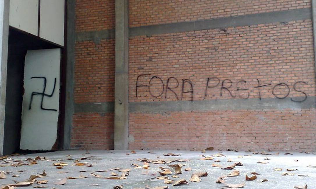 Eu-Repórter: pichações racistas nos muros do Teatro Odylo Costa Filho Foto do leitor F.F.D.