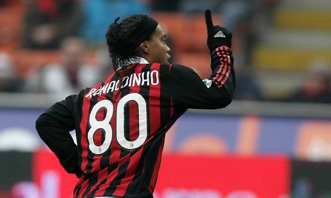 Ronaldinho Gaúcho comemora um dos três gols que fez contra o Siena - Foto: AP