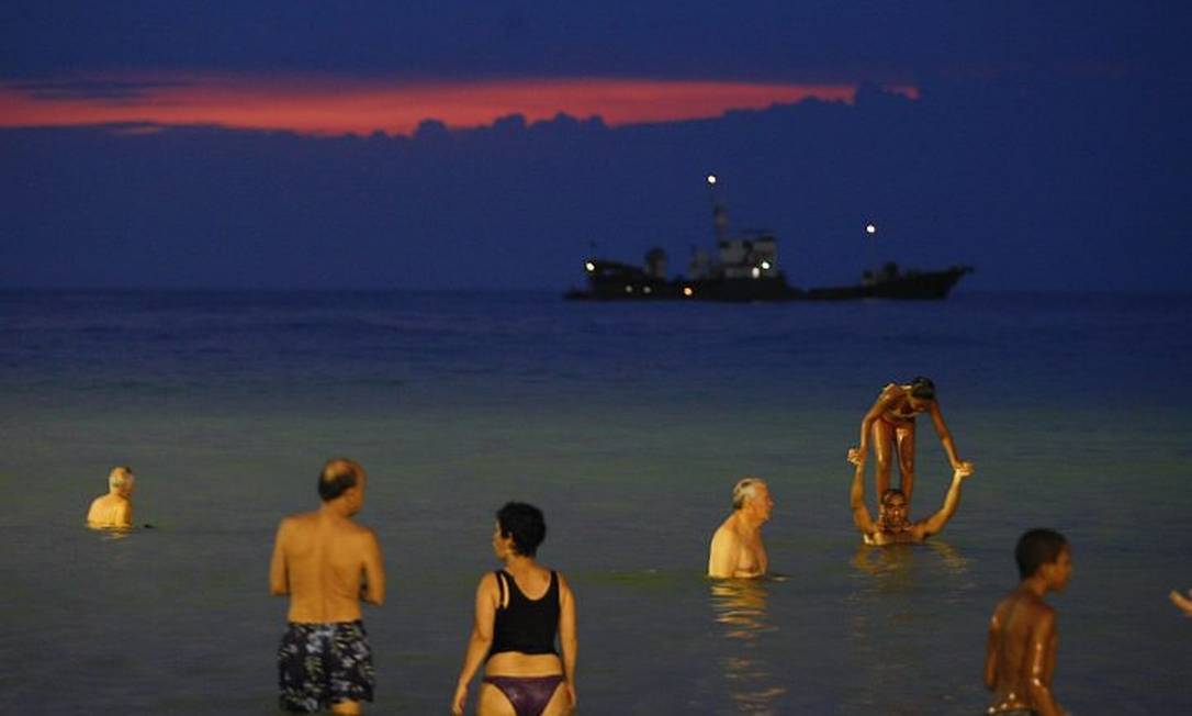 Após banhistas atolarem na Praia Central, 'areia movediça' acende