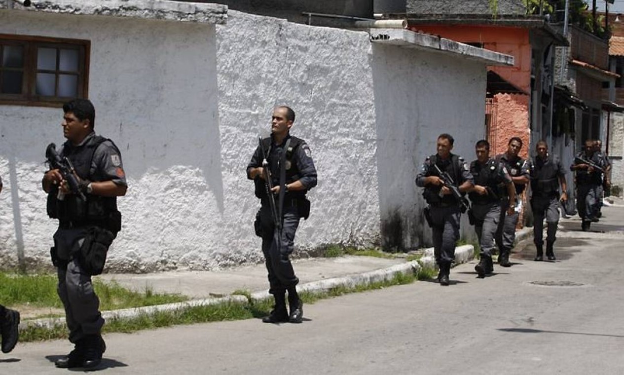Operação em favela de Niterói deixa policiais baleados e prejudica o  trânsito nos acessos à Ponte - Jornal O Globo