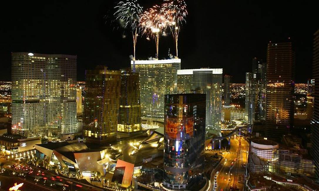 Fogos de artifício na inauguração do Aria Hotel, um dos resorts que fazem parte do CityCenter