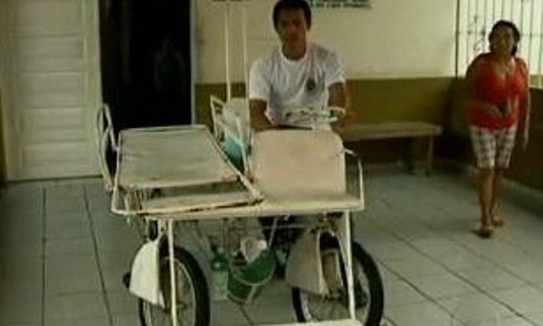 Bicicleta usada como ambulância tem maca e material de primeiros socorros - ReproduçãoTV Globo