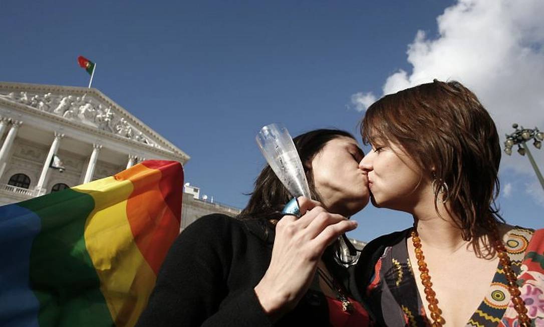 Joana beija a namorada Raquel Freire em frente ao prédio do parlamento português - Reuters