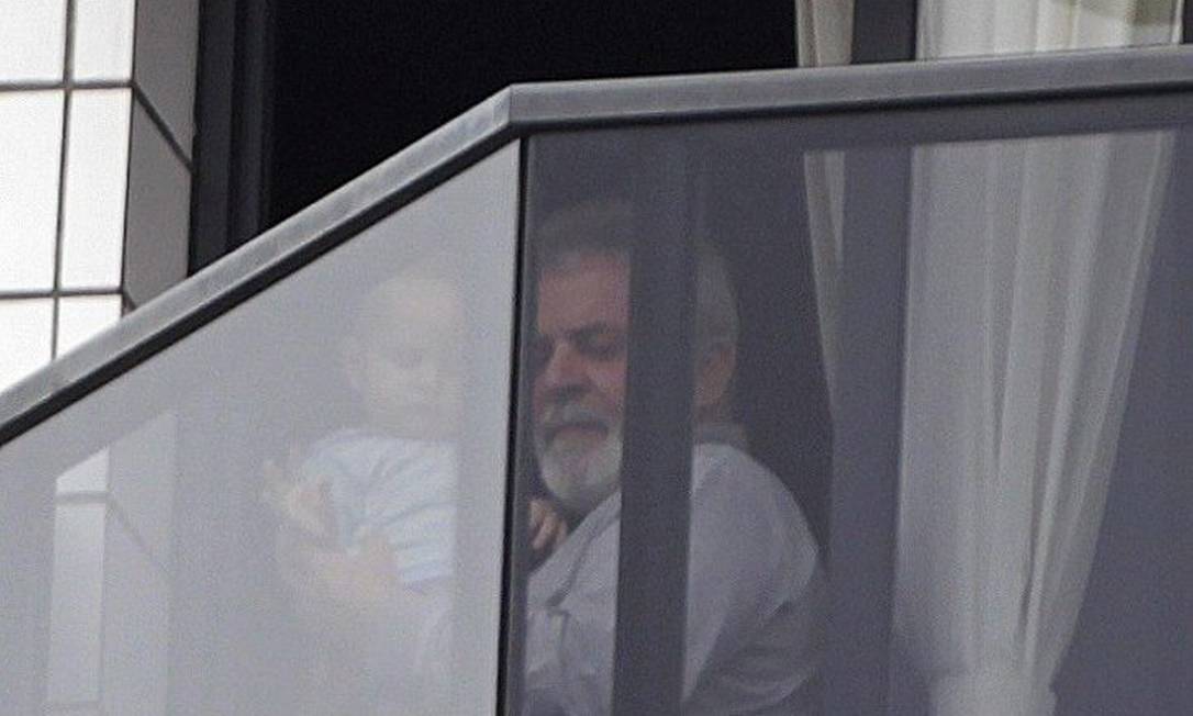 Presidente Lula descansa em seu apartamento em São Bernardo do Campo, em São Paulo. E aparece na sacada, com seu neto.Foto de Marcos AlvesAgencia O Globo.