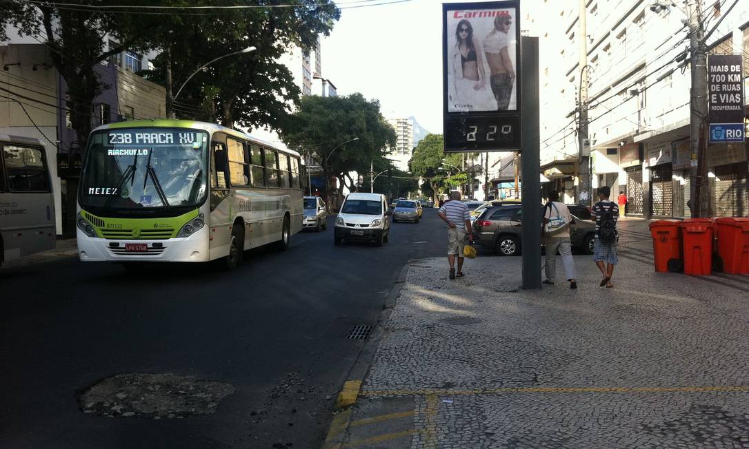 Buraco surge após 15 dias de pavimentação da Rua Haddock Lobo, na Tijuca Foto: Foto do leitor Carlos Molina / Eu-Repórter