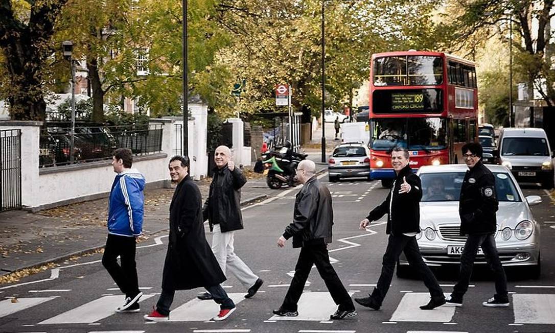 Roupa Nova posa atravessando a rua, como na capa do disco 'Abbey Road', dos Beatles Divulgação