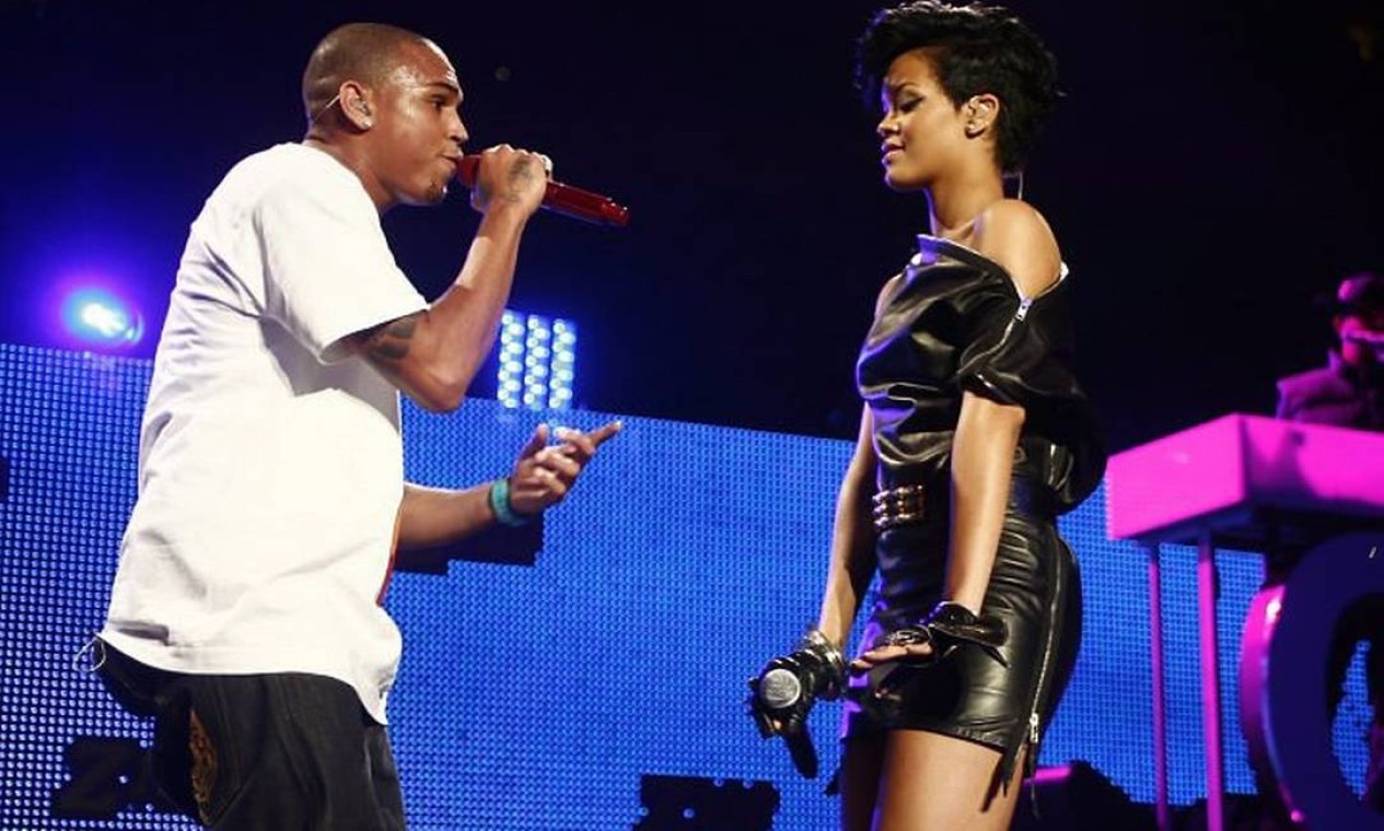 Fãs adolescentes defendem Chris Brown, acusado de espancar Rihanna, e ...