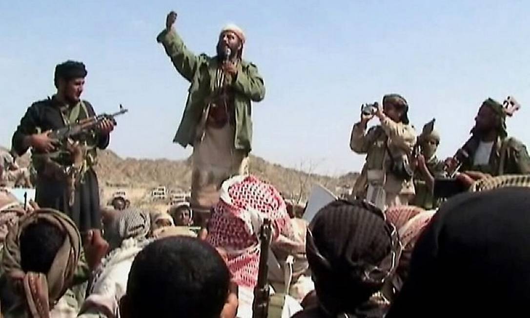 Integrante da al-Qaeda discursa em Abyan, no Iêmen: país da família de Osama Bin Laden diz ter centenas de terroristas em ação - AFP