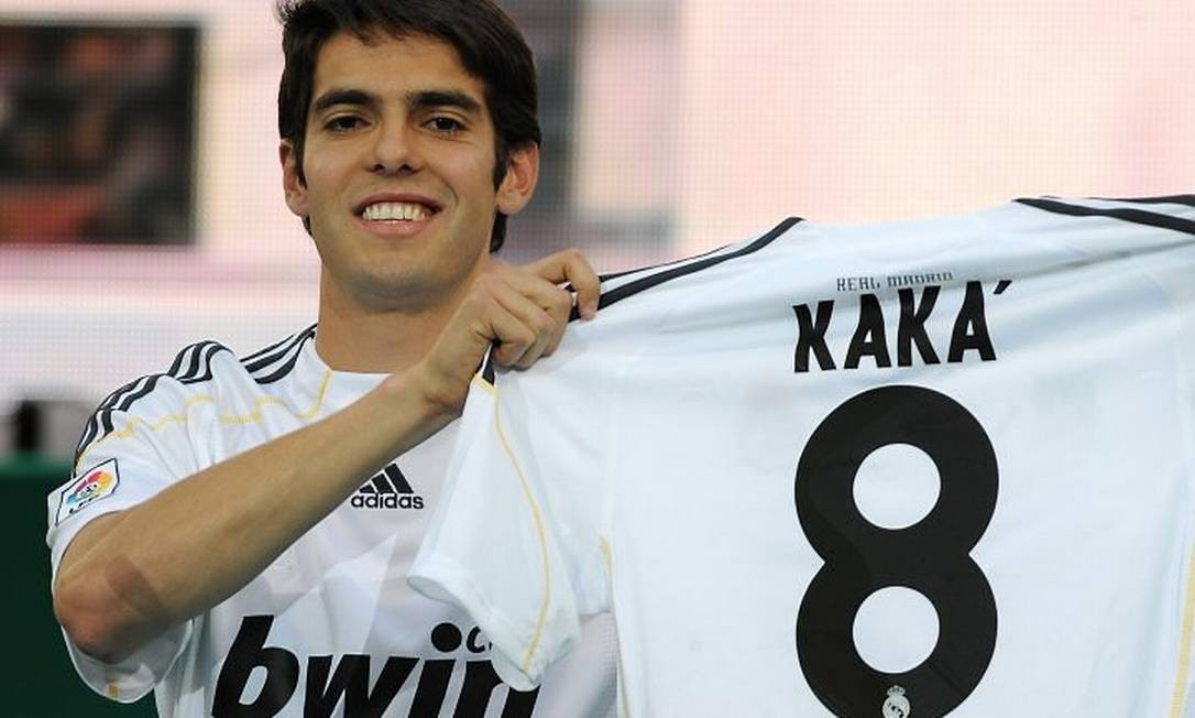 Kaká tem tratamento de popstar em sua apresentação ao Real