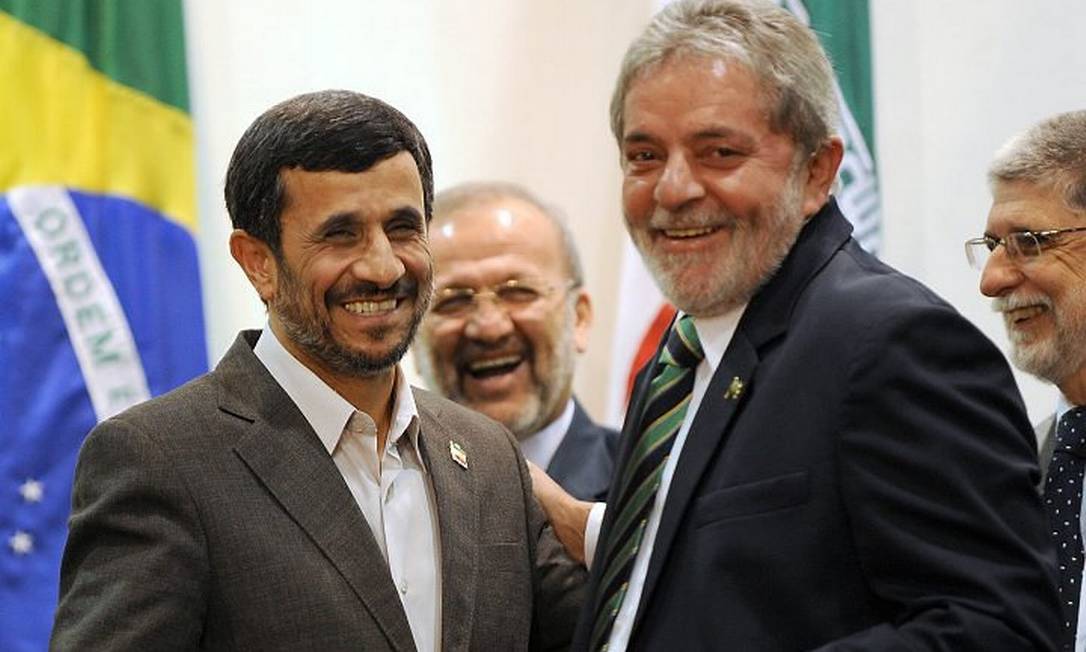O presidente Luiz Inácio Lula da Silva cumprimenta o presidente iraniano, Mahmoud Ahmadinejad durante reunião no Palácio do Itamaraty, em Brasília - Reuters