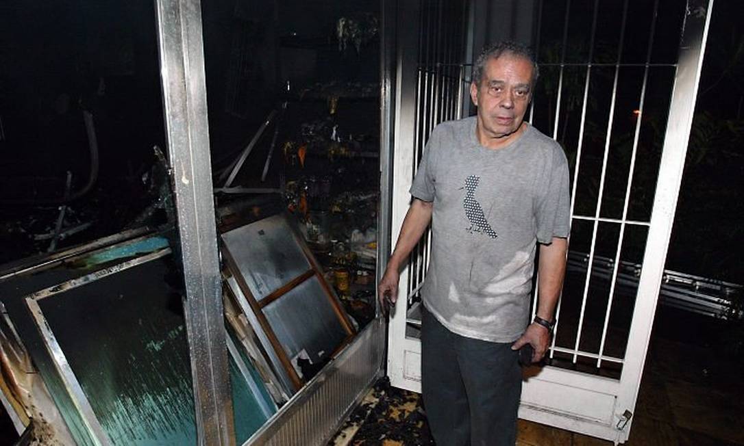 Irmão do artista mostra as obras destruídas de Hélio Oiticica Foto: Celso Meira