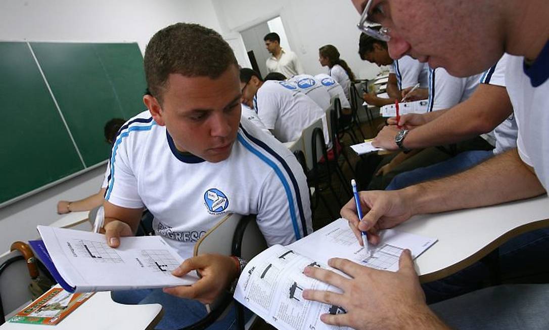 Alunos de curso fazem palavras cruzadas, sudoku e outros passatempos incentivados por professores. Foto André CoelhoAgência O Globo.
