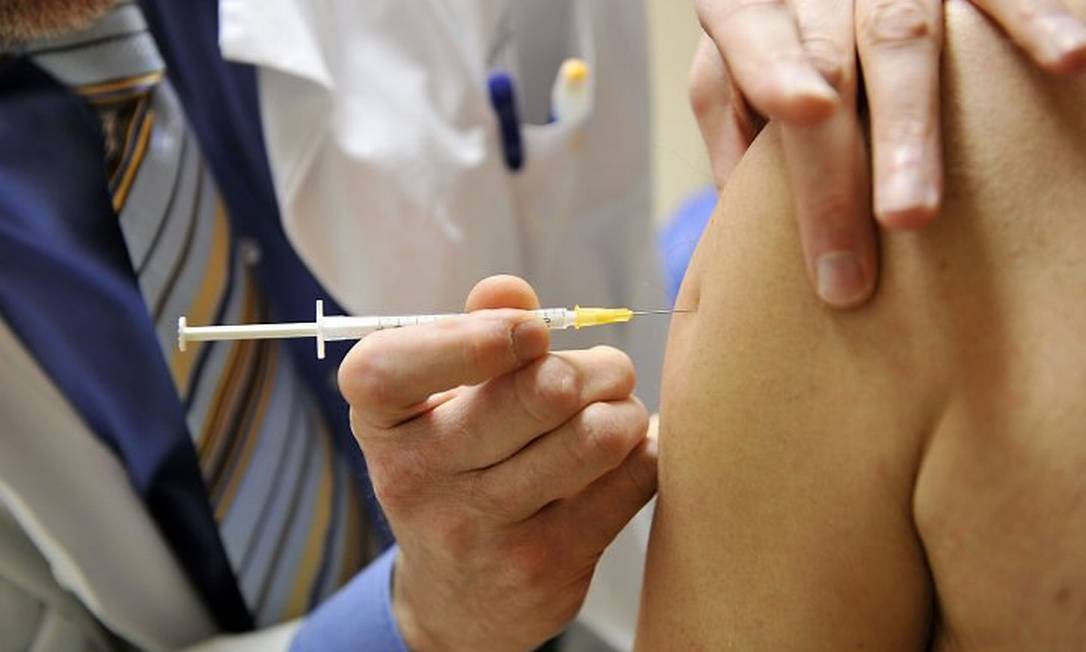 Vacinação em massa de adultos deve ser uma boa alternativa para conter epidemia da gripe suína em 2010 Foto: AFP