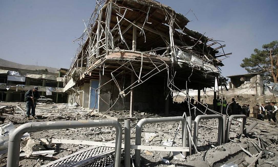 Prédio destruído após explosão em Cabul - Foto: AP