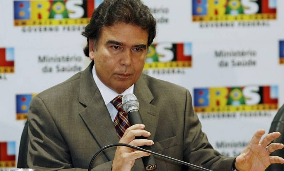 O ministro da Saúde José Gomes Temporão anuncia os primeiros quatro casos de gripe suína no Brasil - Reuters
