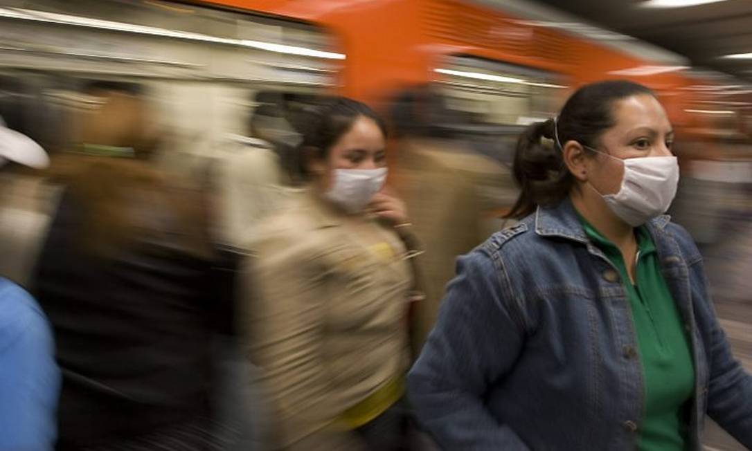 Mexicanos se protegem no metrô - Reuters
