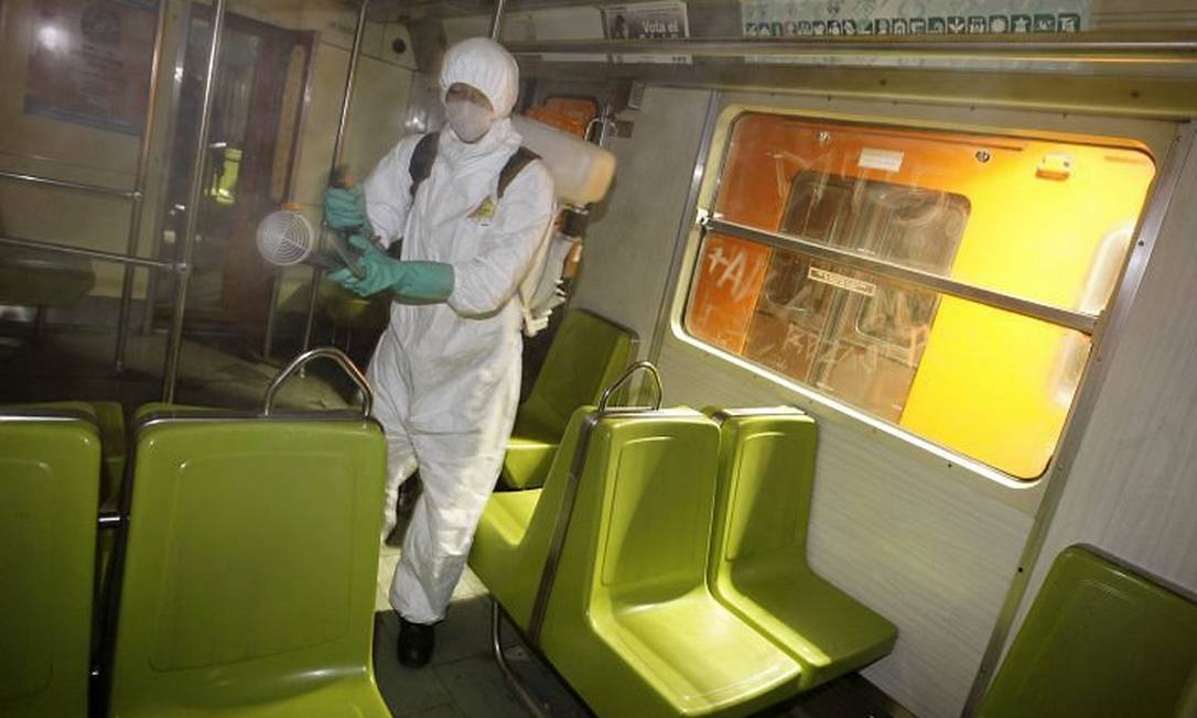 Funcionário desinfeta interior de vagão do metrô na Cidade do México. O país tenta voltar à normalidade apesar do surto de gripe suína Reuters