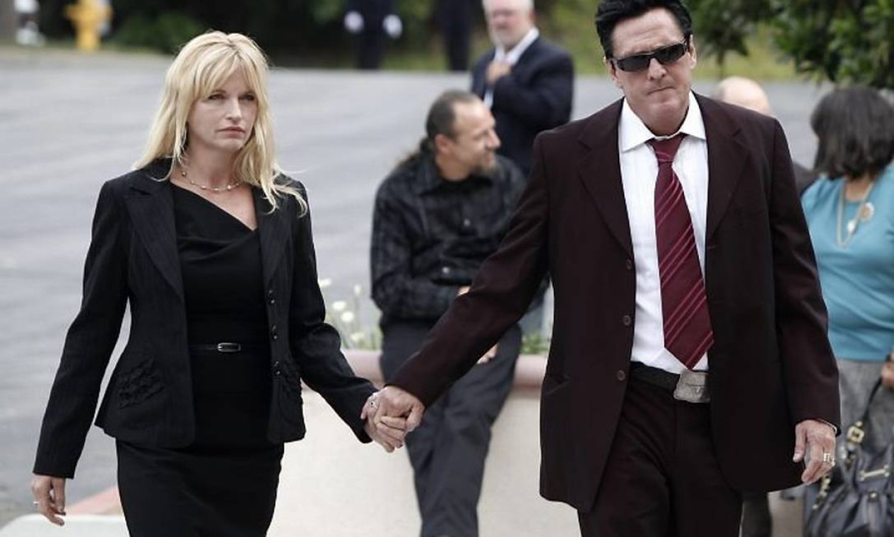 Tom Selleck, Daryl Hannah e Lucy Liu se despedem de David Carradine em  funeral - Jornal O Globo