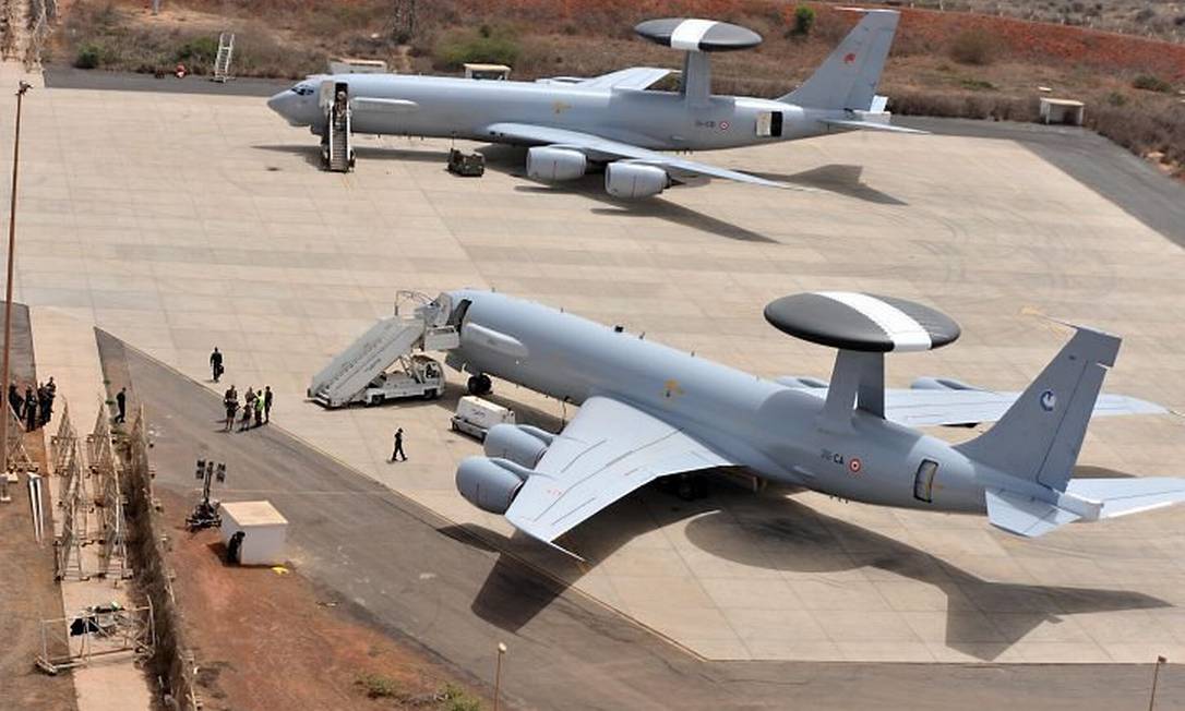 Dois aviõescom equipamentos de vigilância Awacs que foram enviados pela França para o trabalho de busca